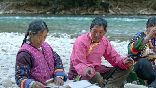 藏族妇女纺线织布男子喝酥油茶劳作生活