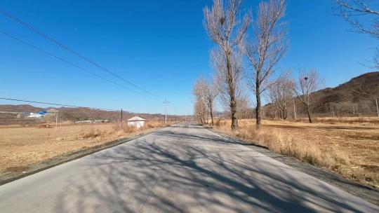 开车下乡在农村水泥路上  开车第一视角