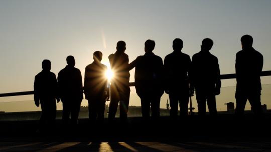 精英团队眺望远方 看向未来攀登高峰