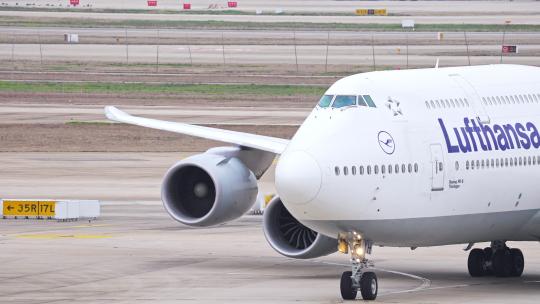 汉莎航空飞机在浦东机场跑道滑行