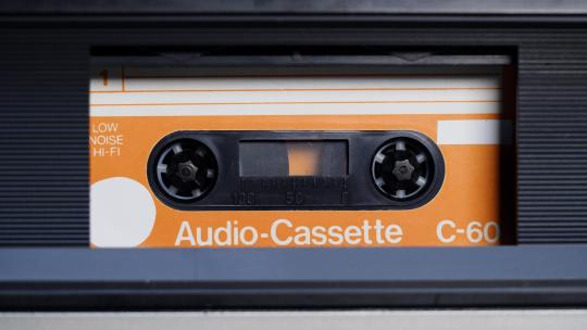 旋转的旧式录音机磁带视频素材模板下载