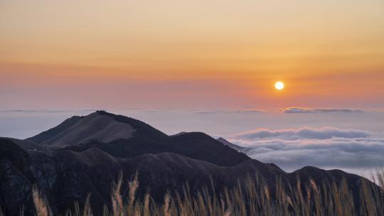 徒步登山探险户外草甸武功山