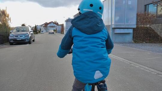男孩在路上骑自行车的镜头