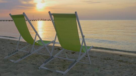 2333_沙滩上的躺椅