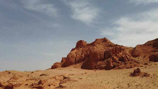沙漠中的一座小山