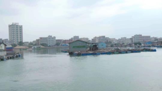 M1从渔船上拍摄海边疍家渔排好岸上房屋