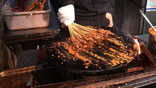 慢动作升格城市街头夜晚美食孜然烧烤肉串