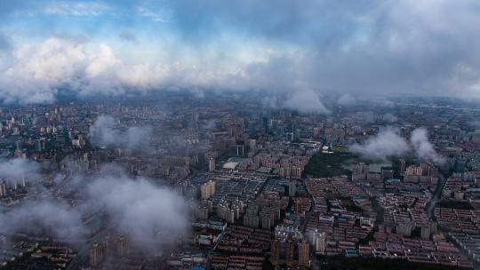 从云层中俯瞰城市