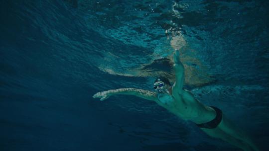 游泳运动员在泳池游泳的特写视频素材模板下载