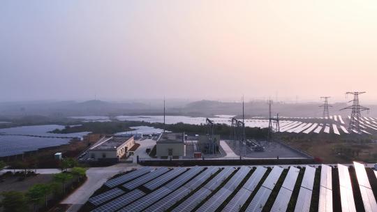 日出时分太阳能光伏发电站航拍视频素材模板下载