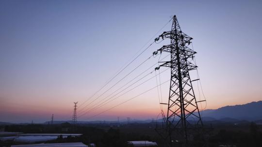 夕阳下的高压电线电塔