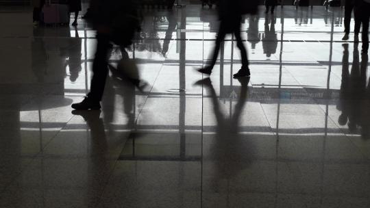机场车站人流脚步特写步伐匆忙人来人往剪影
