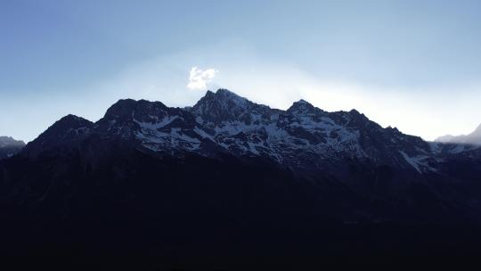 航拍夕阳下的雪山风光