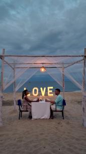 一对男女在海滩吃浪漫晚餐
