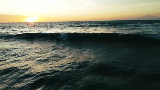 日出海边行走冲浪夕阳海边行走海上冲浪
