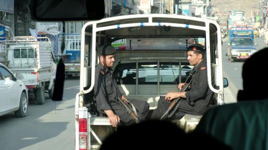 巴基斯坦伊斯兰堡军人保镖警察车地拍视频素材模板下载