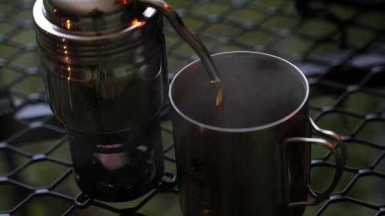户外露营煮咖啡热咖啡