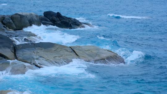 海浪拍打礁石岩石 波涛汹涌 惊涛拍岸