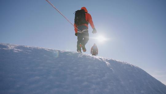 户外攀登雪山徒步登山探险