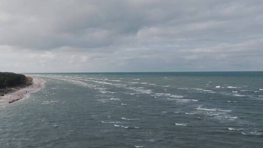 海浪的涟漪奔向海岸