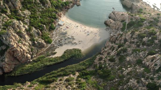 意大利撒丁岛群山之间异国情调的小沙滩