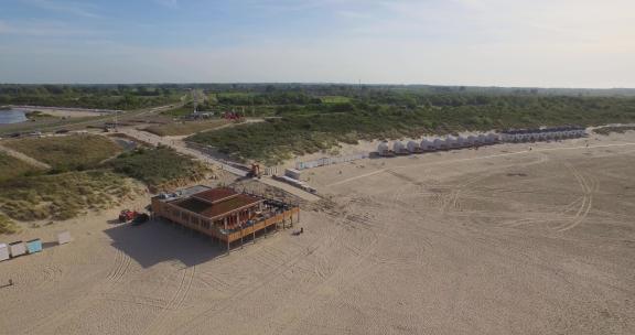 天线：荷兰一个大海滩上的海滩俱乐部。