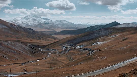 西藏旅游风光蓝天白云冈底斯山脉雪山垭口