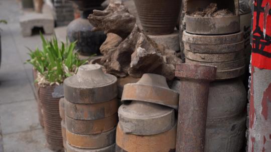 4K长出植物的陶瓷瓦罐堆放在院子门前