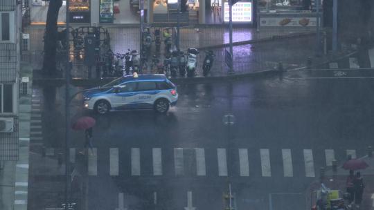 雨中路口的行人和车辆合集