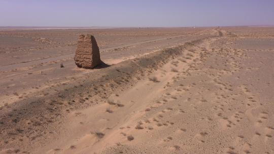大漠戈壁明长城堑壕遗址