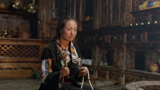 藏族妇女家中转经