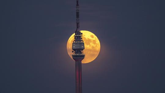 塞尔维亚电视塔月亮升起