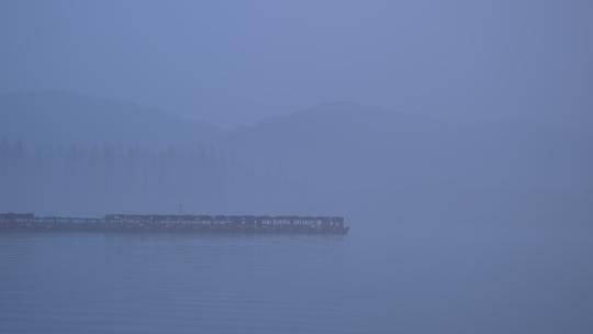 清晨浓雾中的西湖