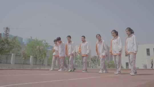 校园中学生漫步在校园 在操场上奔跑