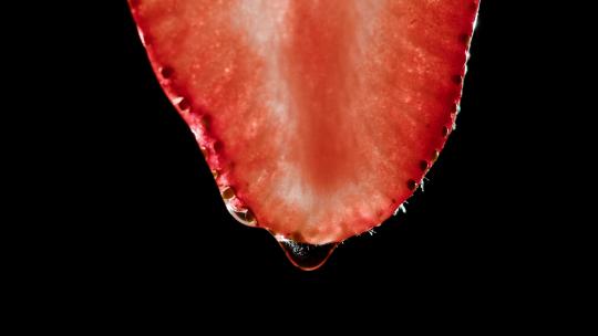 水果草莓切片滴汁水的慢镜头特写