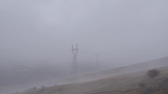 山顶雨雾散开露出铁塔
