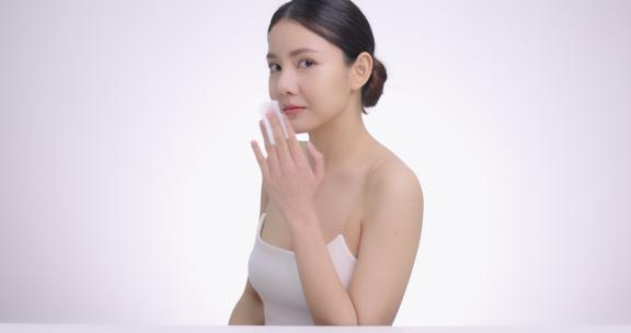 女人用棉垫清洁脸部