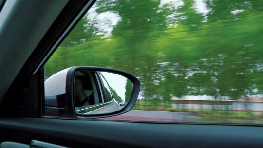 车速度车窗外速度感马路上疾驰的车视频素材模板下载