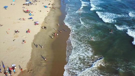 威尼斯海滩加州无人机在沙滩前用沙子和水向前射击