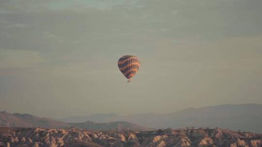 在山上飞行的热气球
