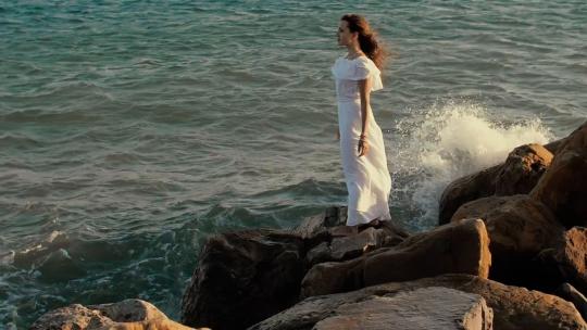 1143_穿白裙子的女人望着大海