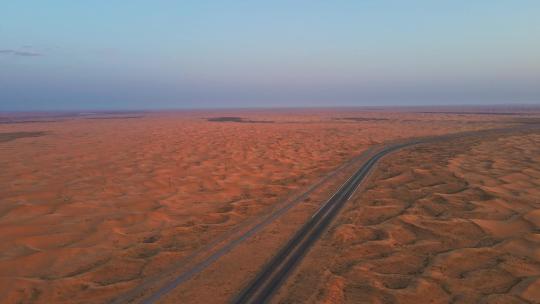 金色夕阳下的腾格里沙漠公路
