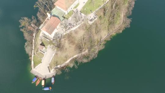 斯洛文尼亚布莱德湖中间有一座小教堂的岛屿鸟瞰图