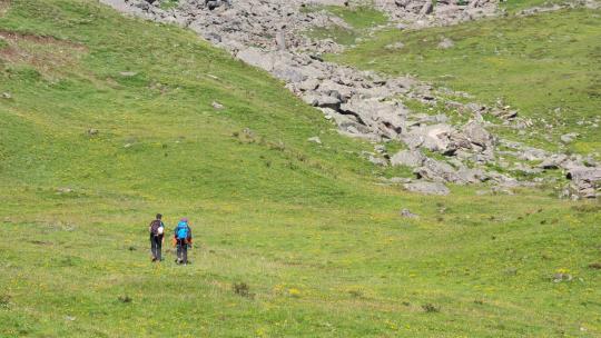 徒步旅行的背包客行走在甘孜党龄葫芦海景区
