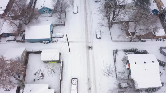 俯瞰白雪覆盖社区的鸟瞰图。