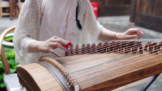 中国古代乐器，弹古筝的美女特写