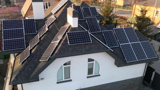 屋顶上的光伏太阳能电池板