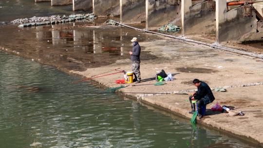 周末郴江河边钓鱼的人实拍视频