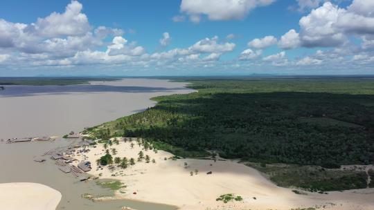 巴西标志性的雨水湖和沙丘。杰里科阿卡拉塞阿拉。
