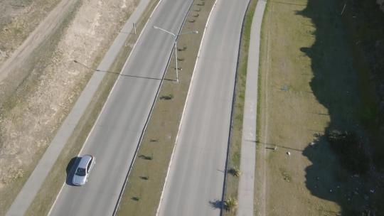 阿根廷巴伊亚布兰卡，无人驾驶飞机在高速公路上倾斜，背景是城市